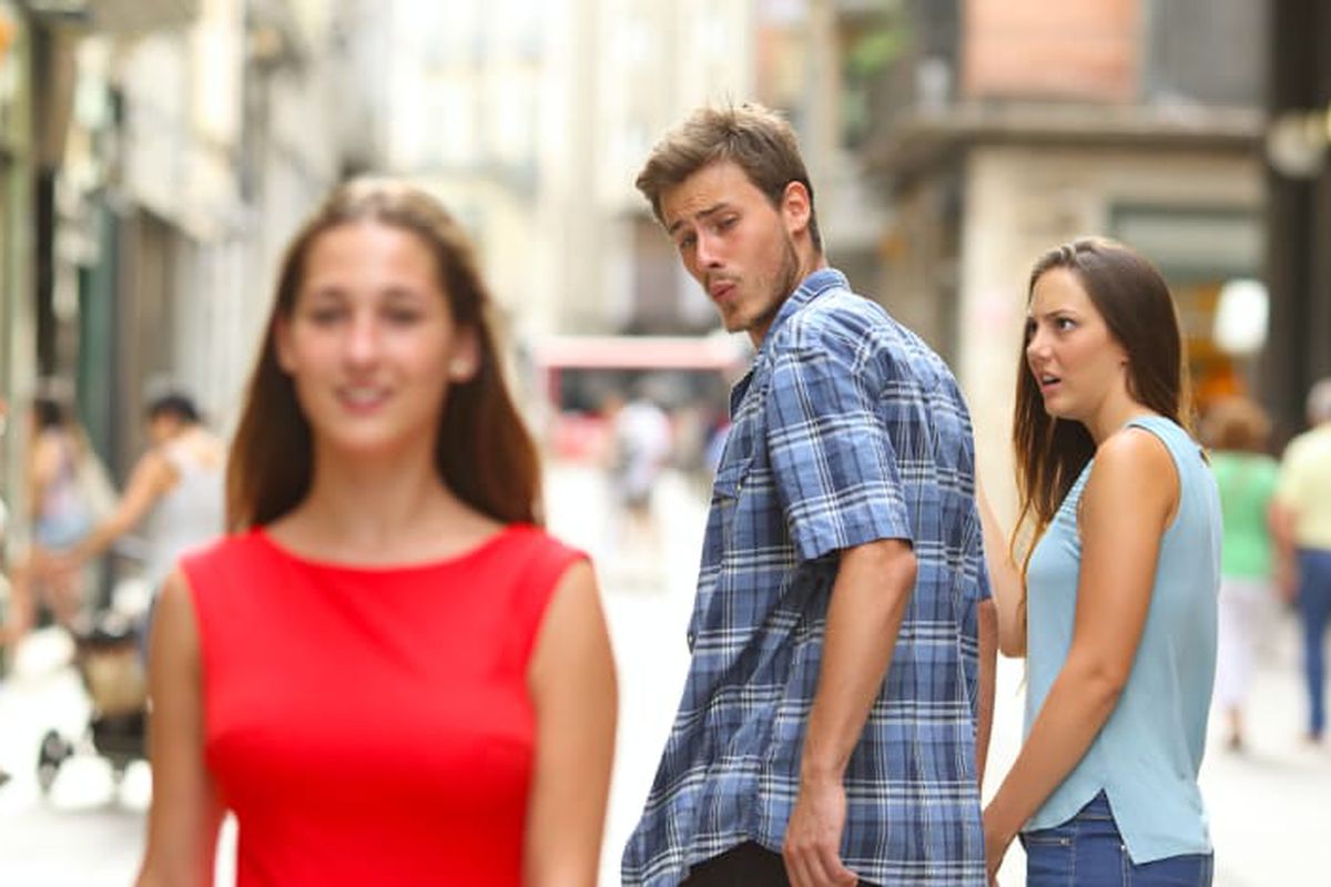 Distracted Boyfriend meme about Pela